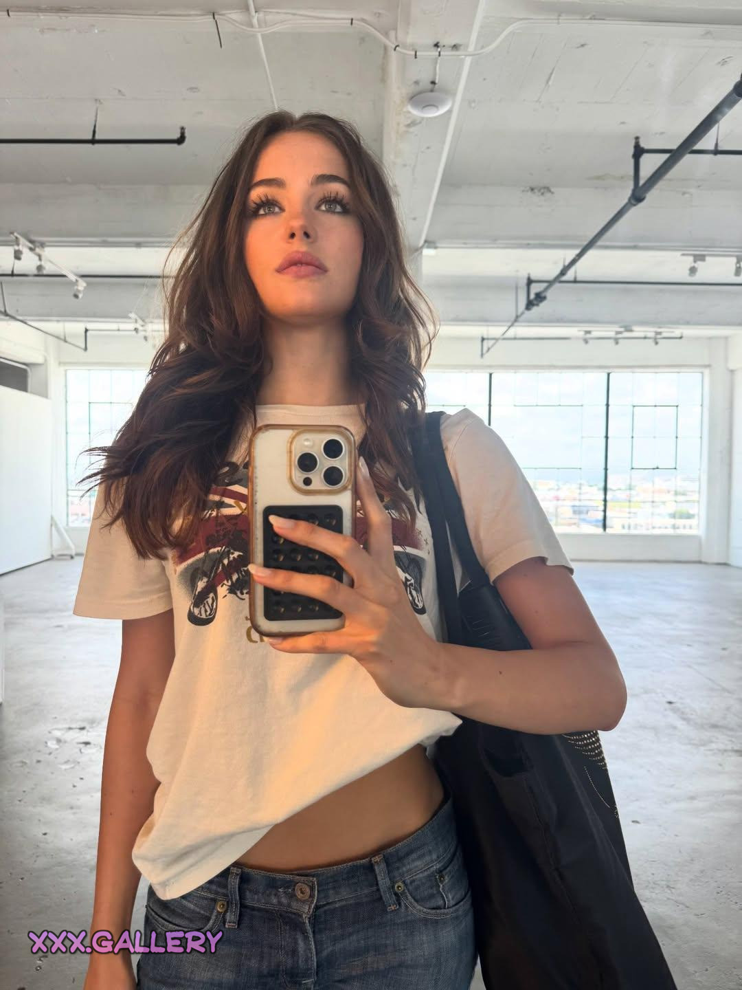 Jamie’s Sensual Allure 🌹: Discover Her Irresistible Beauty