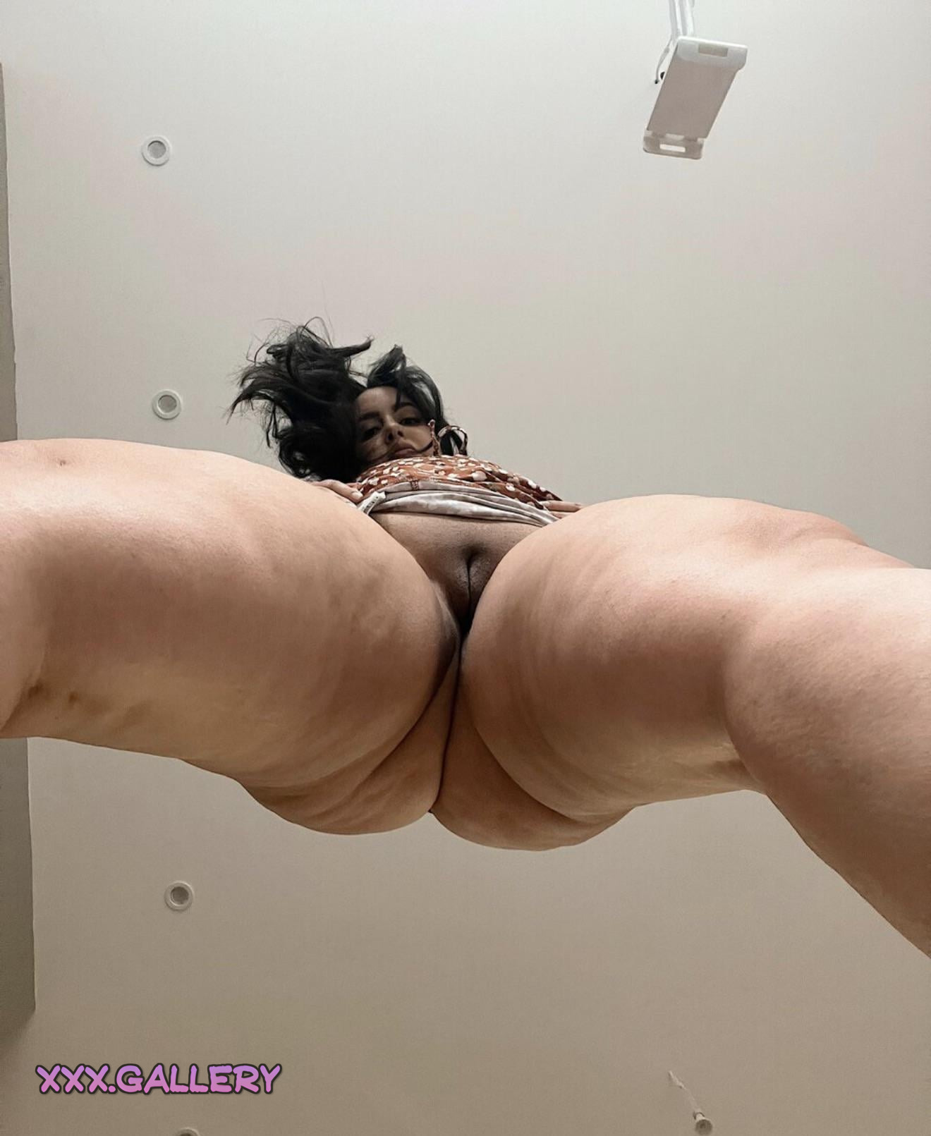 Craving the Intimate Perspective of Curvy Beauty? 🍑