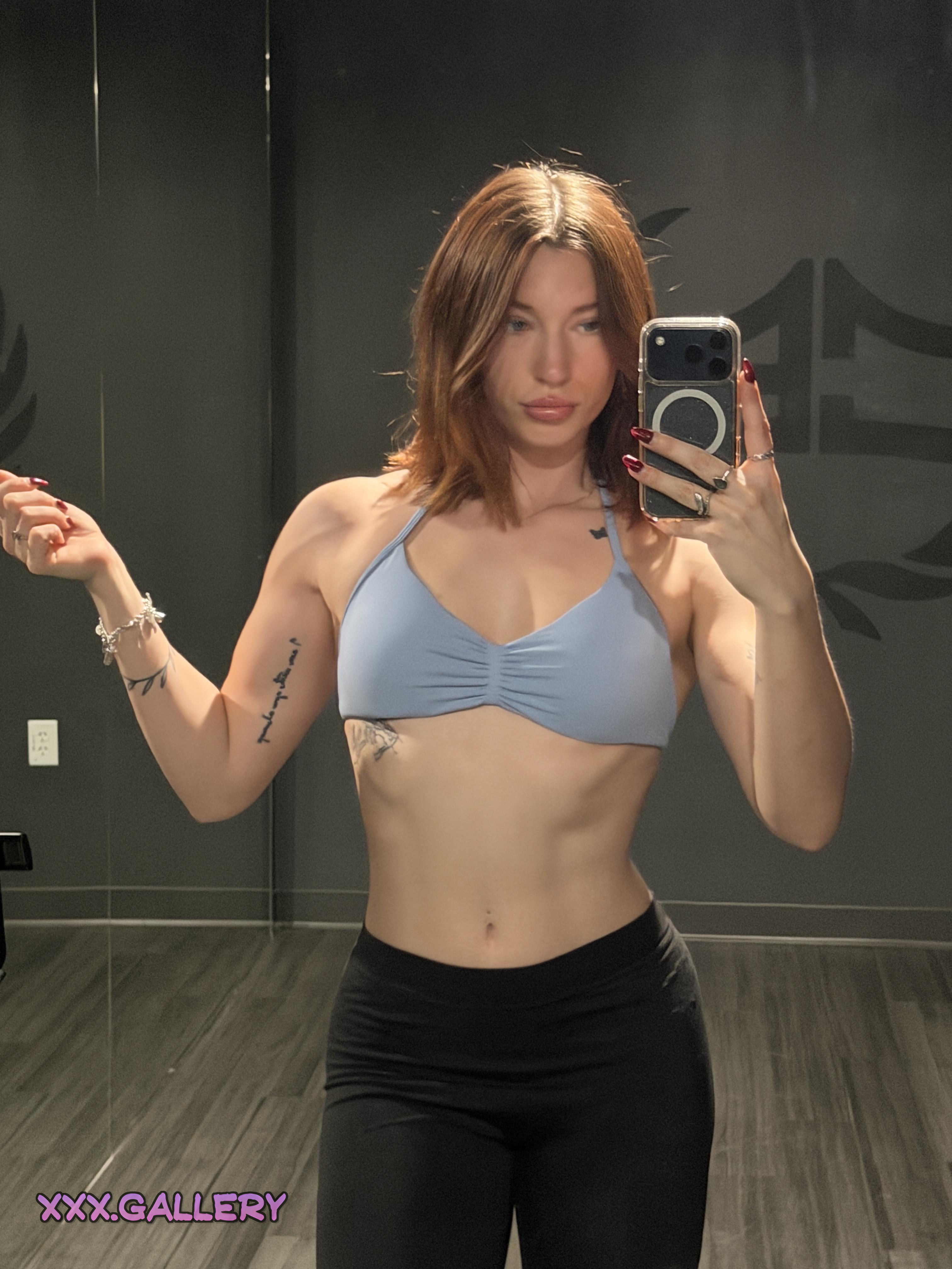 Redhead Struts Her Muscles: Perfect Fit For Your Eyes 🍑