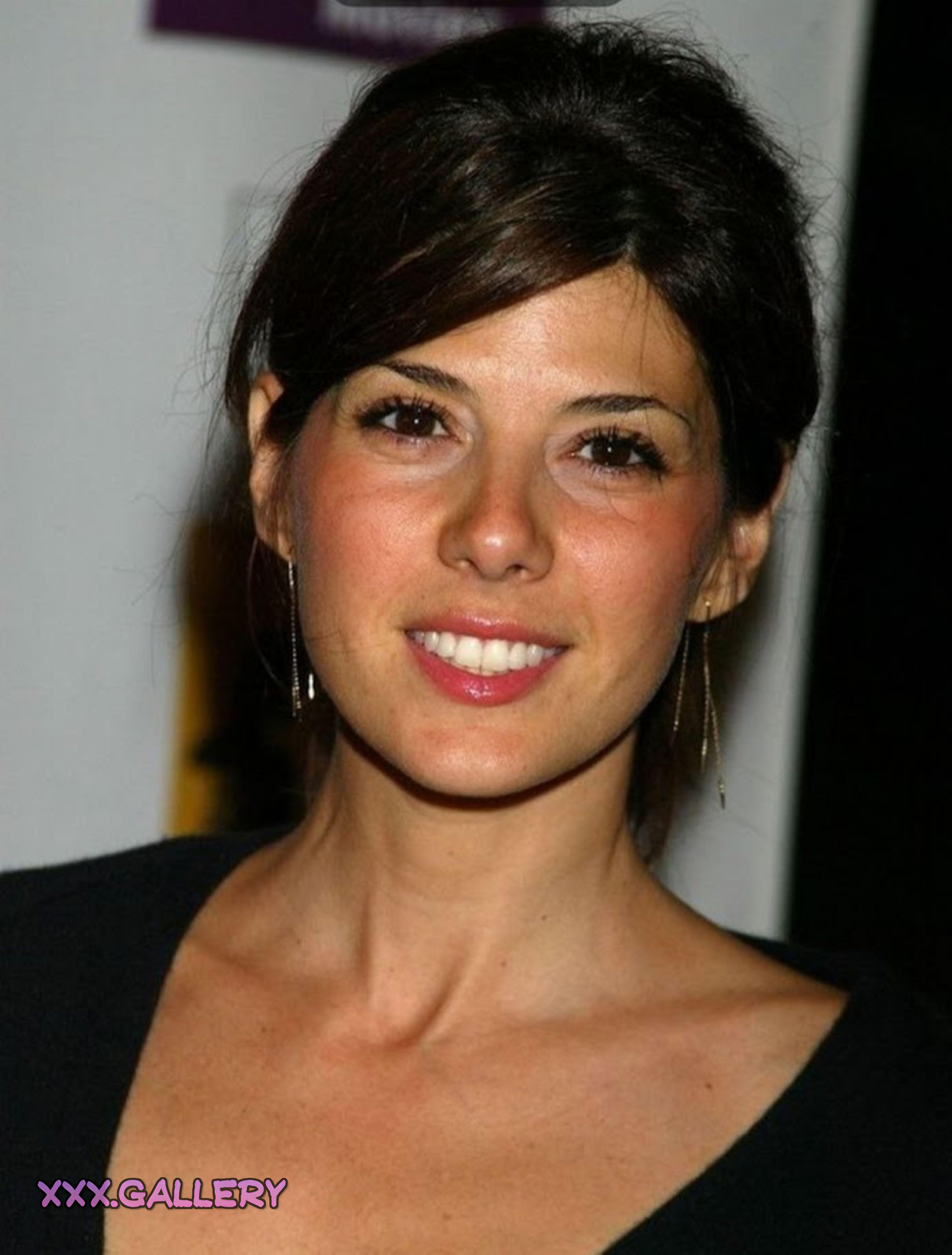 Marisa Tomei: A Latina Beauty Unleashed 🔥✨