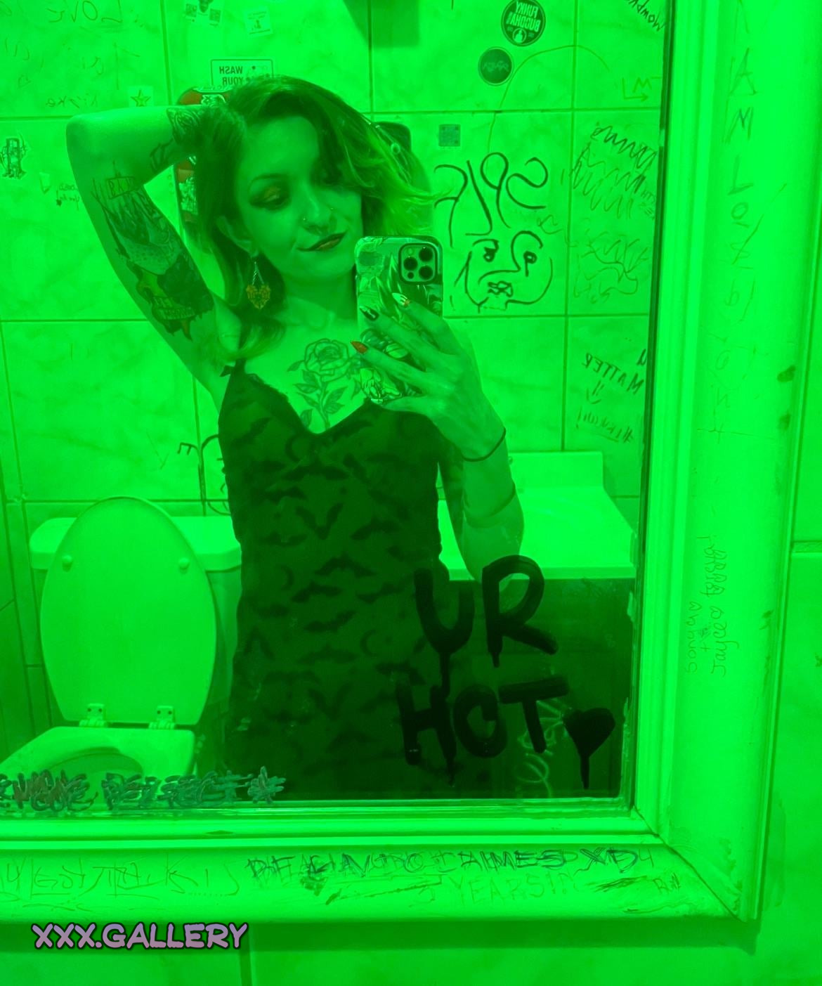 Goth Grace: Insta vs My Secret Nightlife 🍑🖤