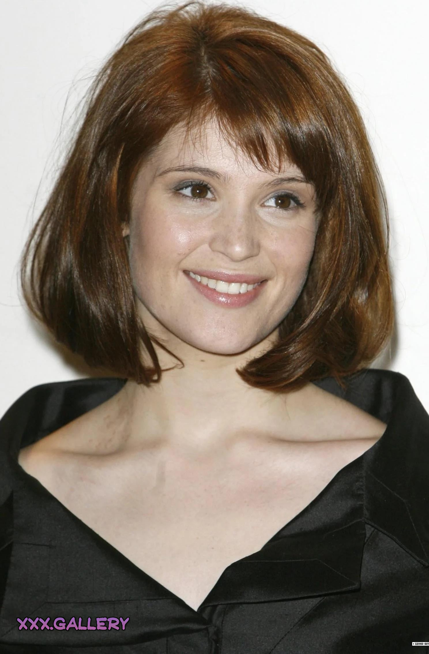 Gemma Arterton: Sensational Beauty & Alluring Elegance 🍑✨