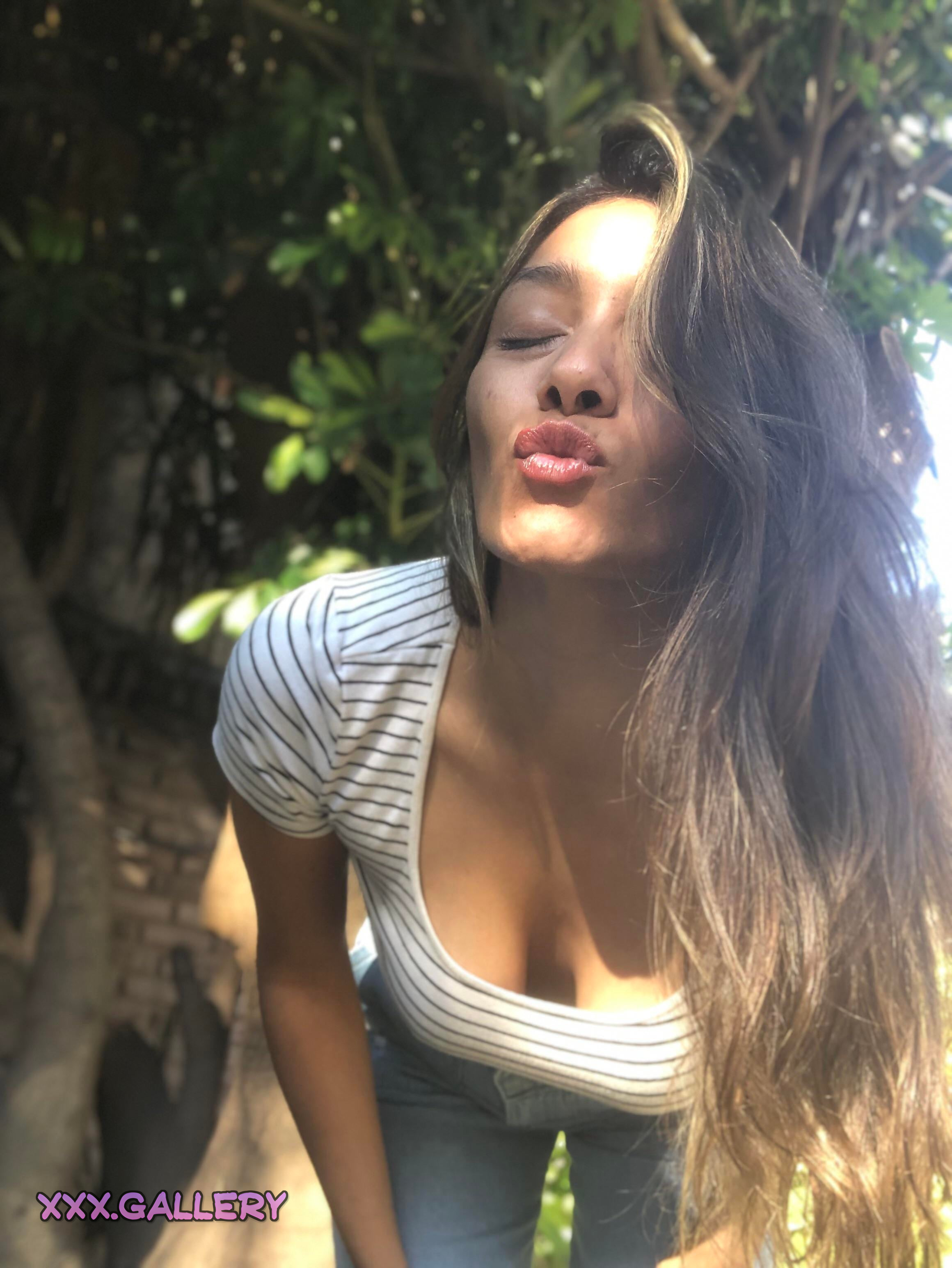 🔥 Unforgettable Brunettes with a Flirtatious Glimpse 🍑