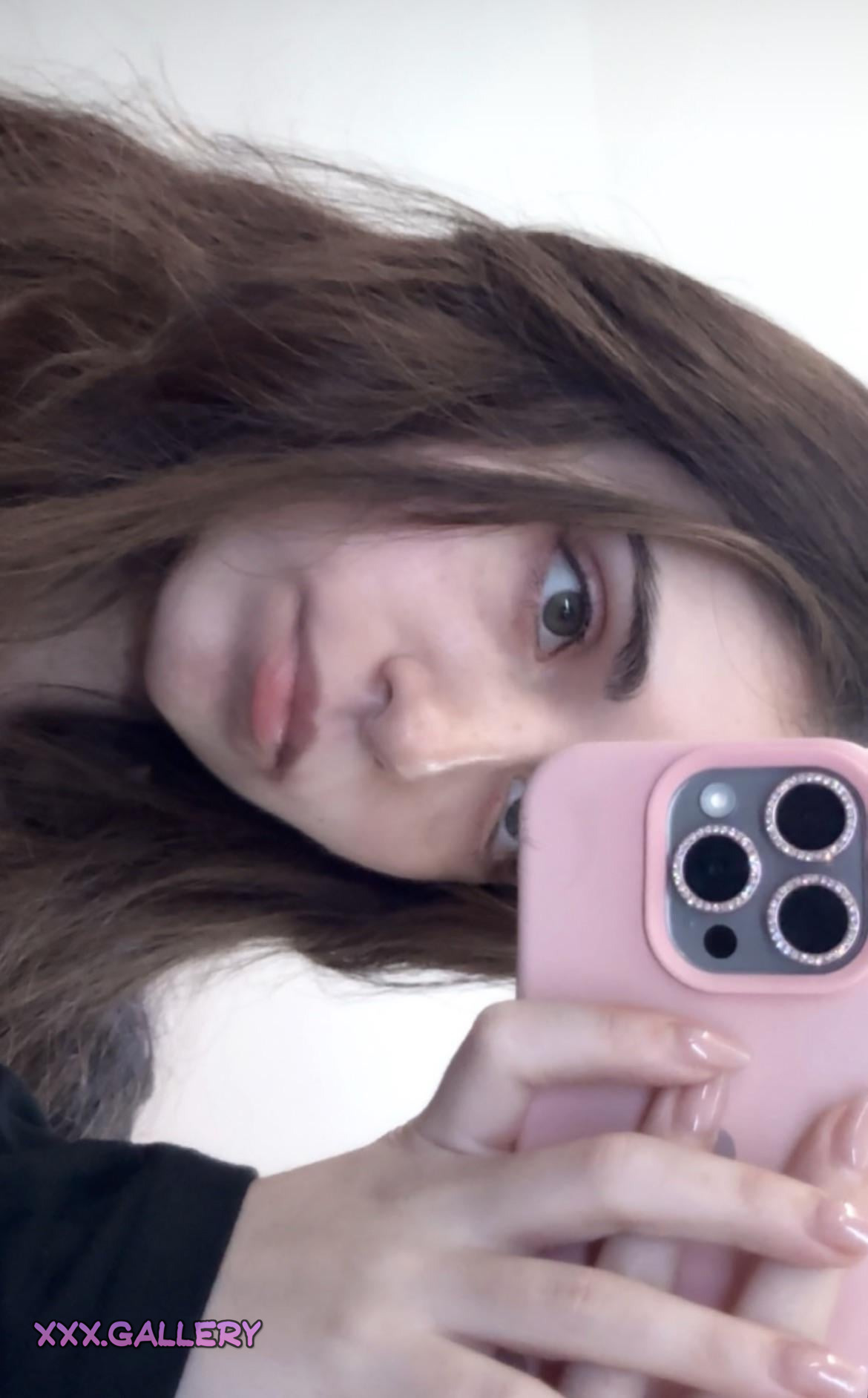 Am I too good without makeup? Brunette model shares her natural allure 🍑🔥
