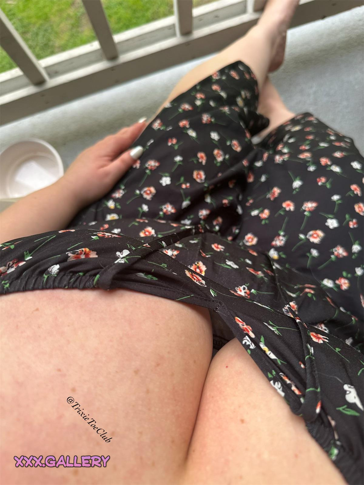 Would I catch your eye if I ditched the bra? 🍑