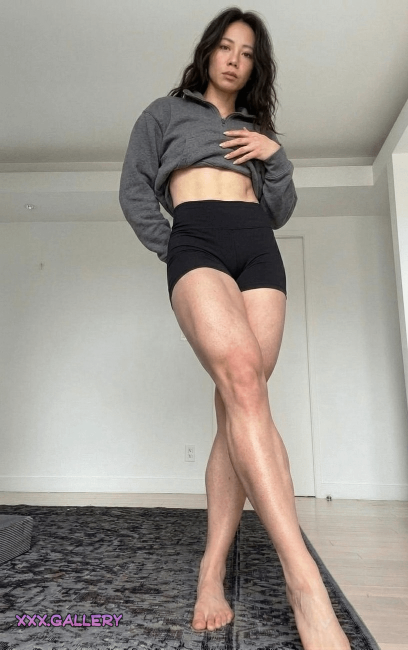 F39’s Curvy Asian Muscle Mommy Grows Strong & Seductive 🍑🔥