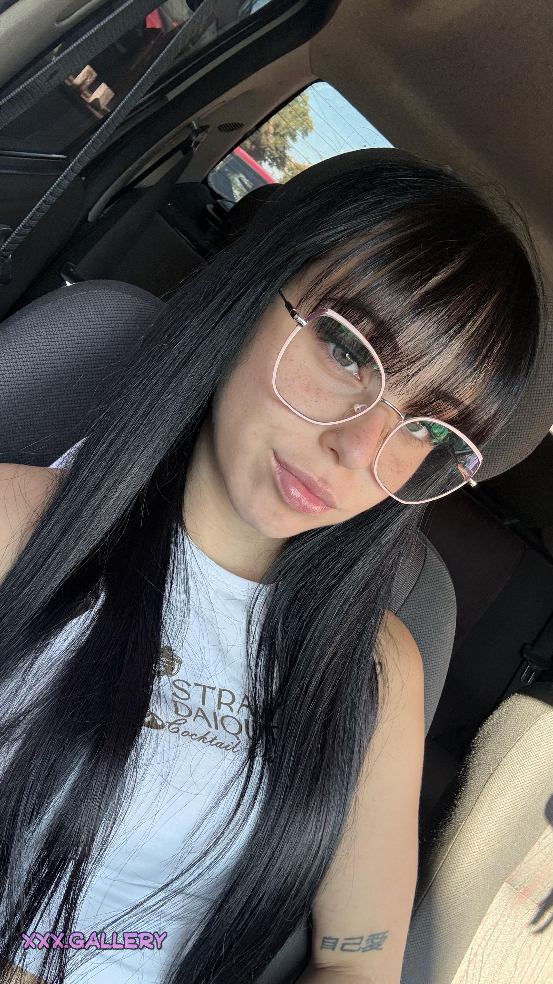 Silky Brunette’s Luxurious Locks Today 🍑🔥