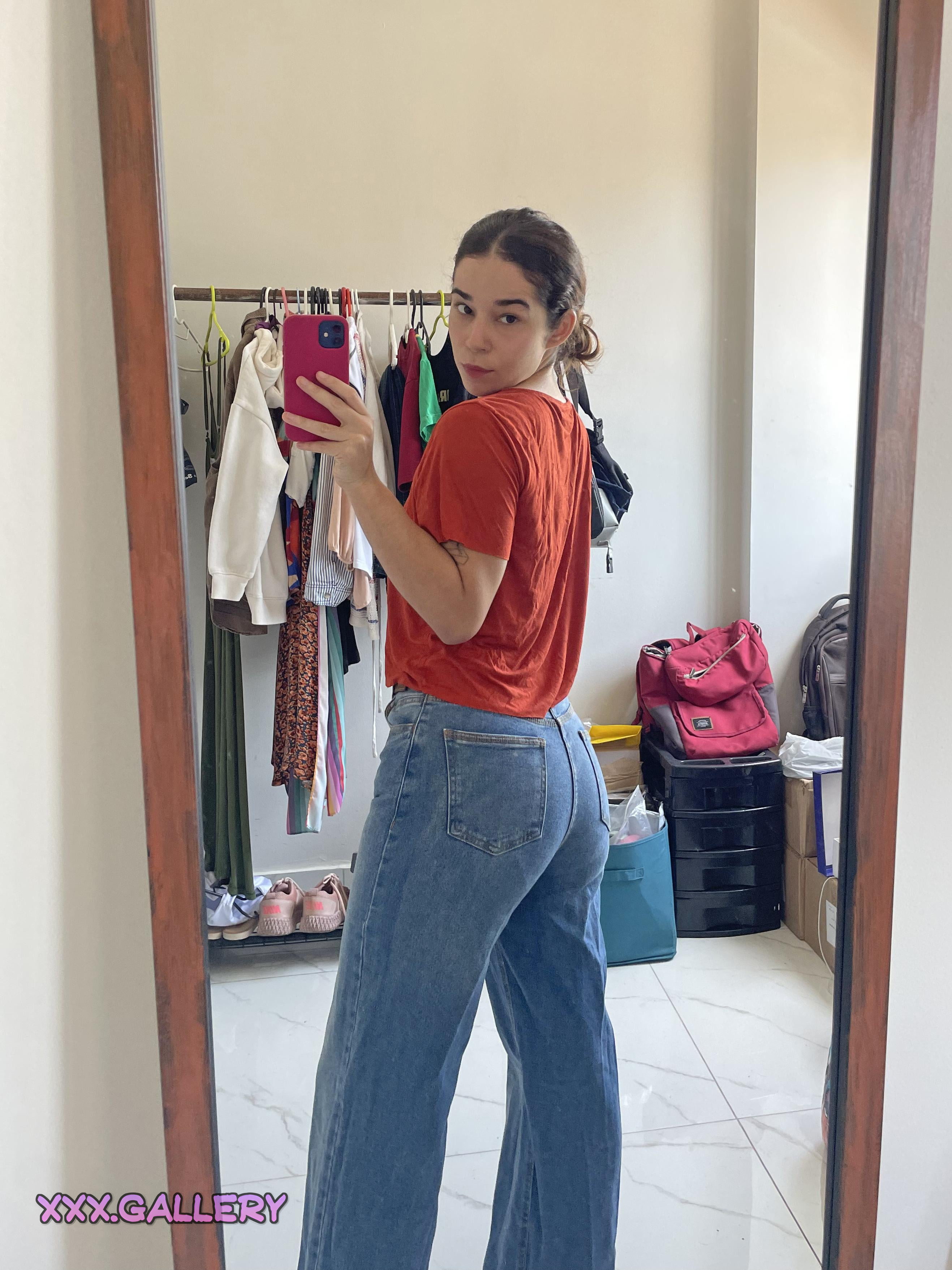 Unveil the Alluring Brunette 🍑