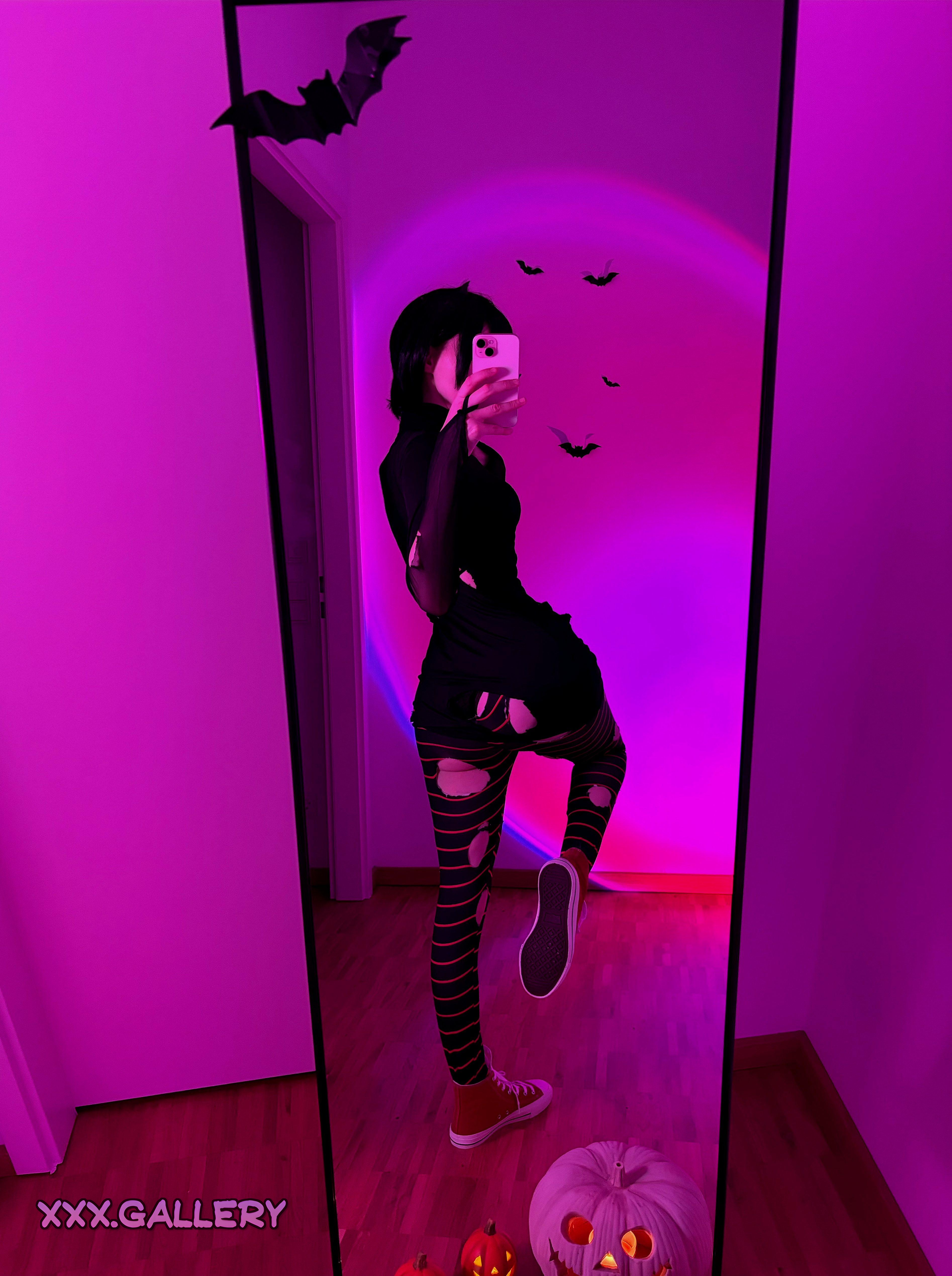 Pink light highlights every curve, crave my midriff? 🍑🔥