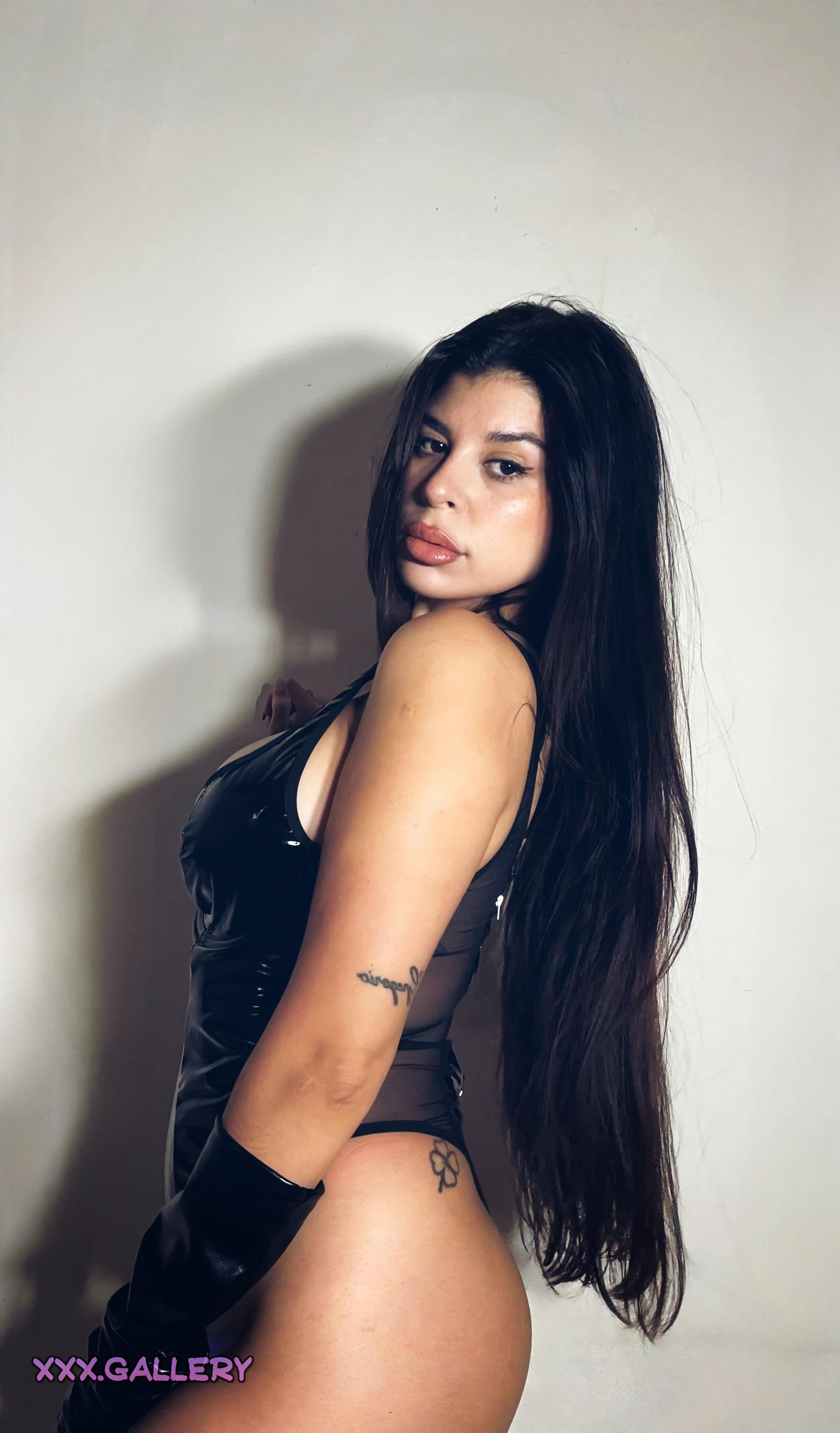 Sultry Brunette Heat 🍑