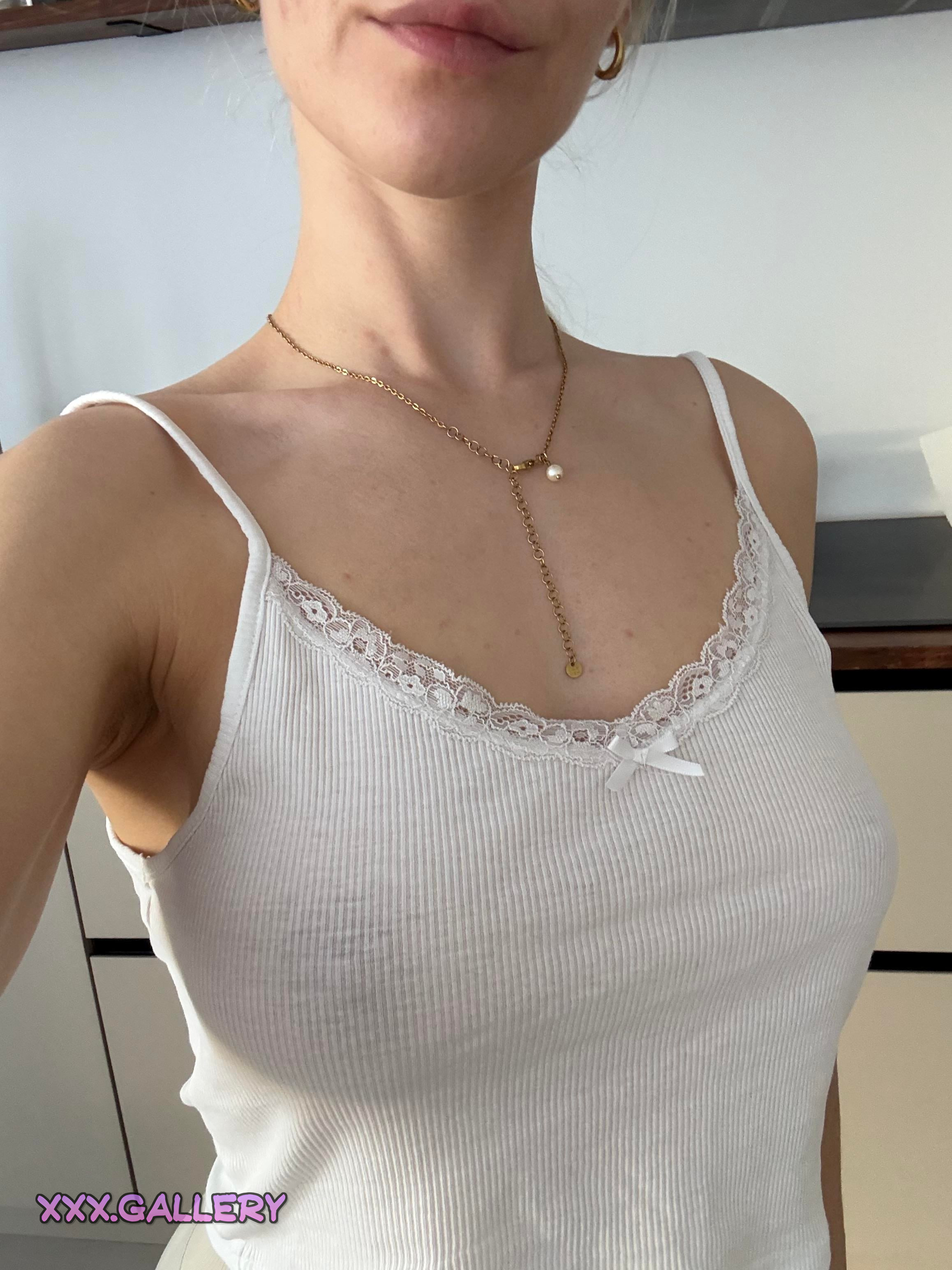 Unleash the Braless Beast 🍑🔥