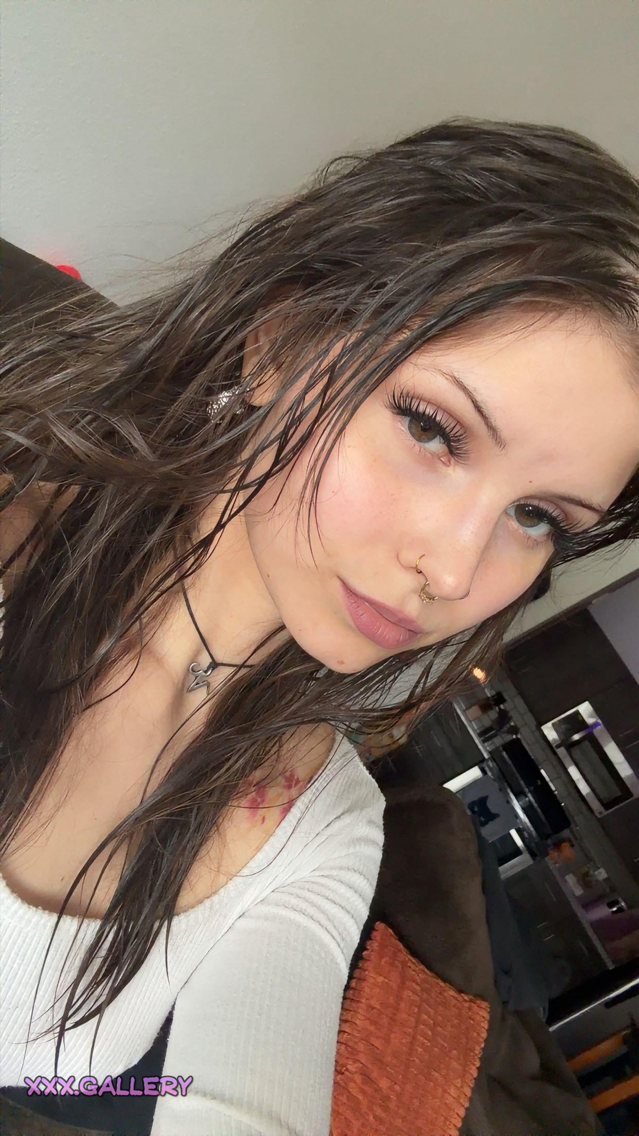 🔥 Curvy Brunette Finds Paradise in Smoking 🍑