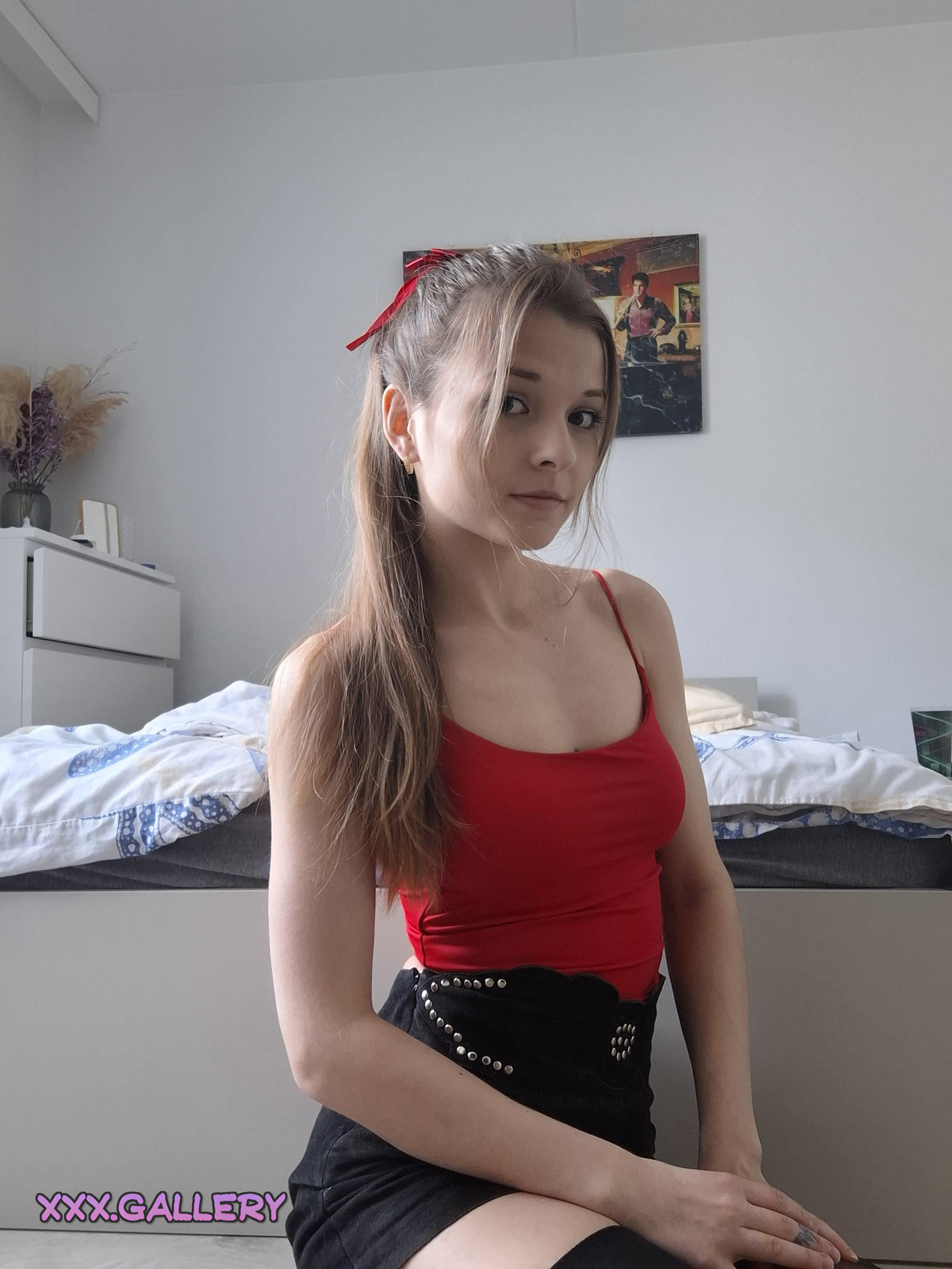 Brunette’s Tight Ponytail Tugs 🔥
