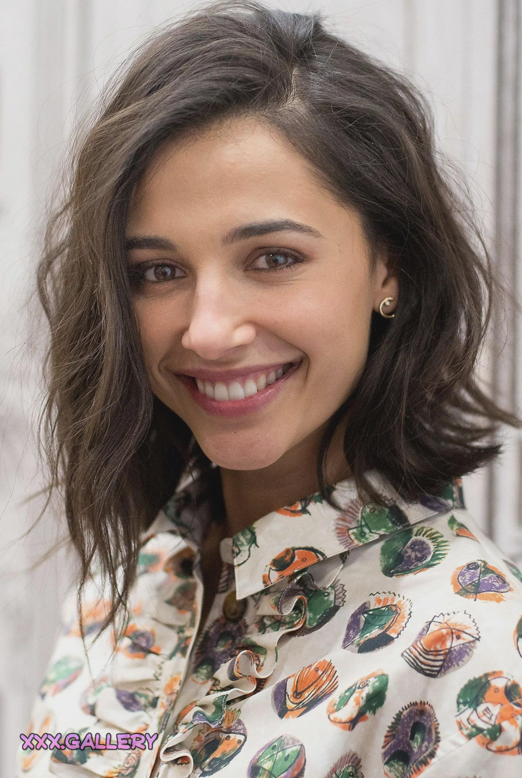 Naomi Scott: Sensual Latina Temptress 🍑 🔥