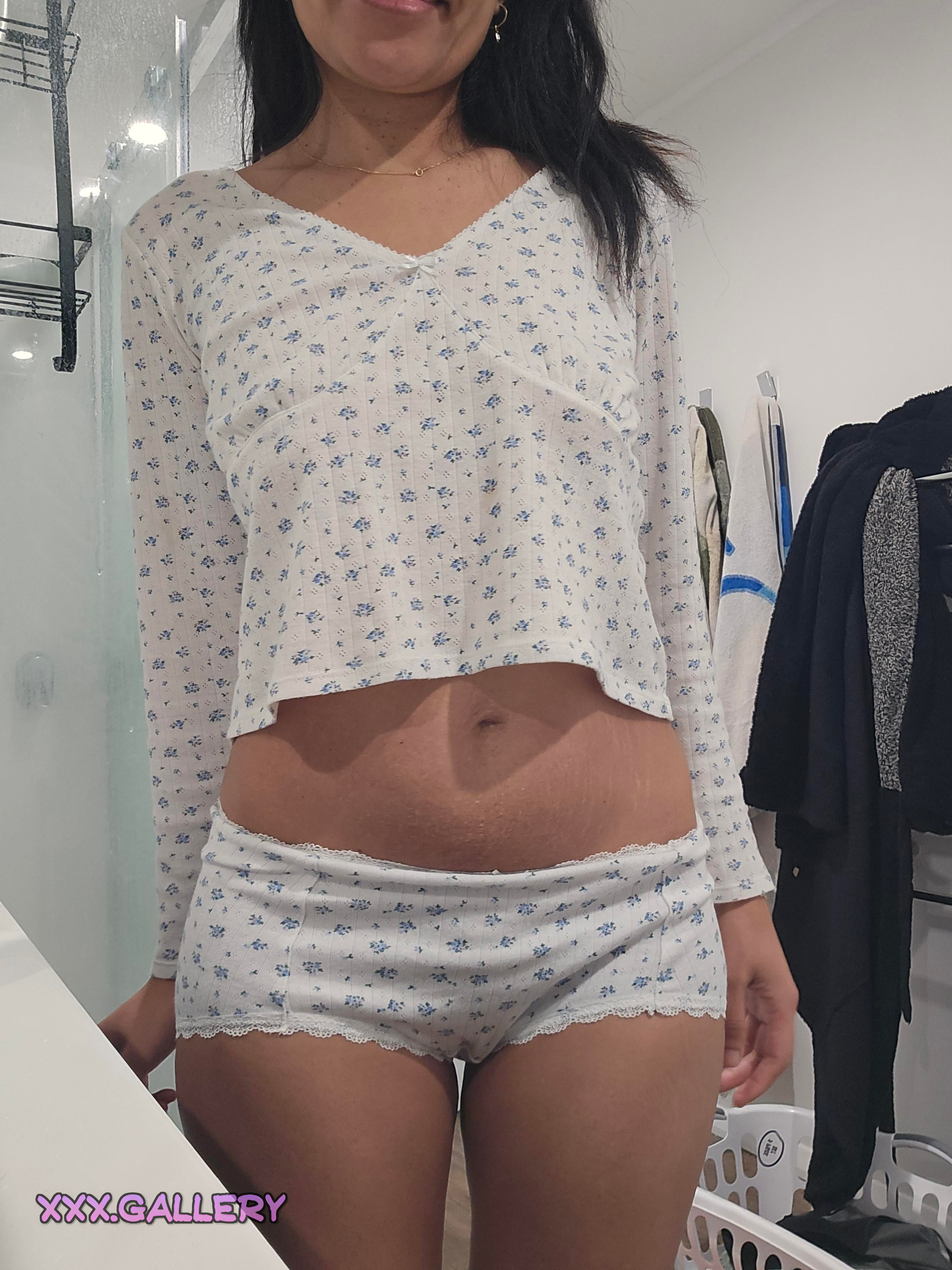Would You Date a Witty & Dazzling 39yo Brown Beauty 🍑🔥