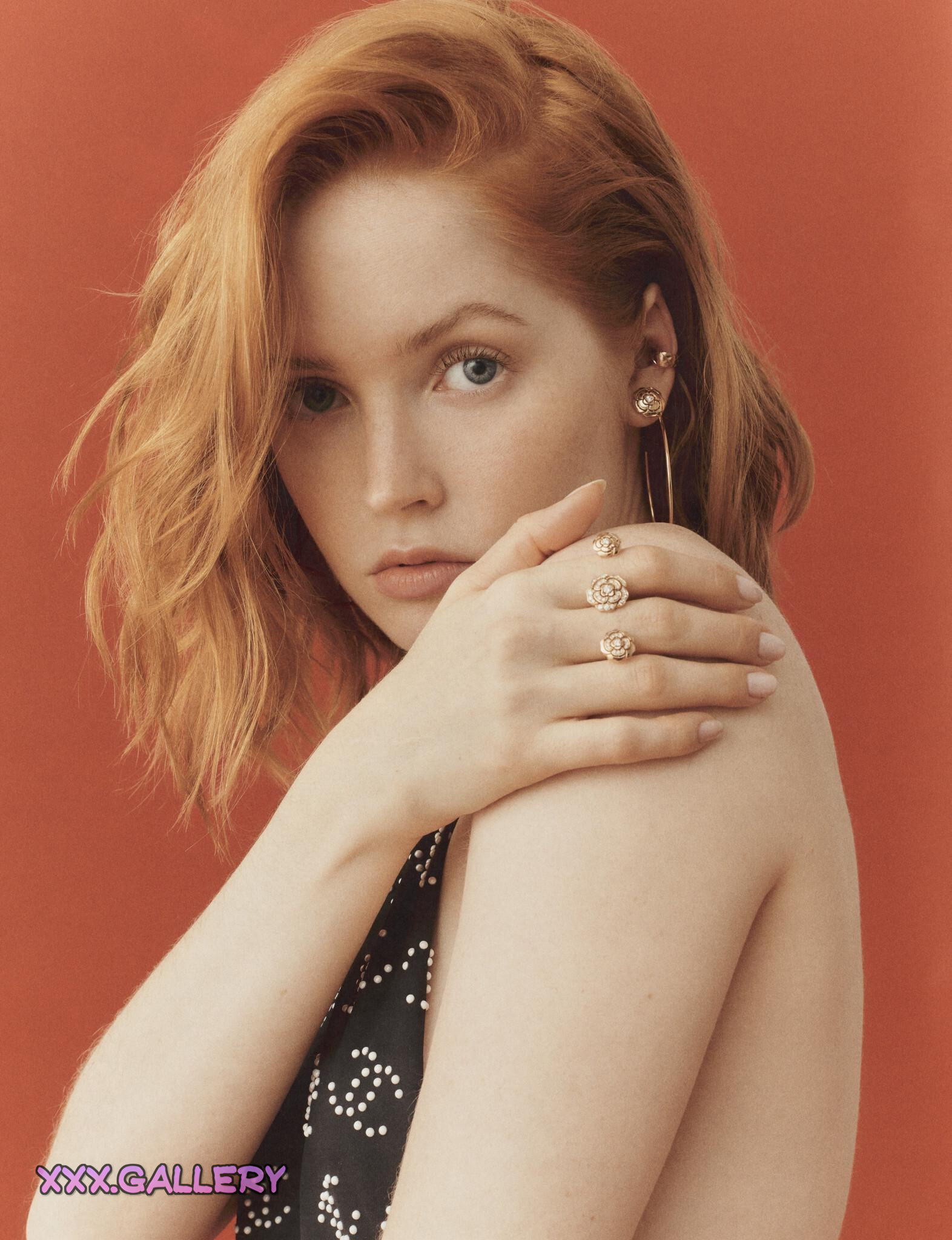 Ellie Bamber: Radiant Beauty 🍑