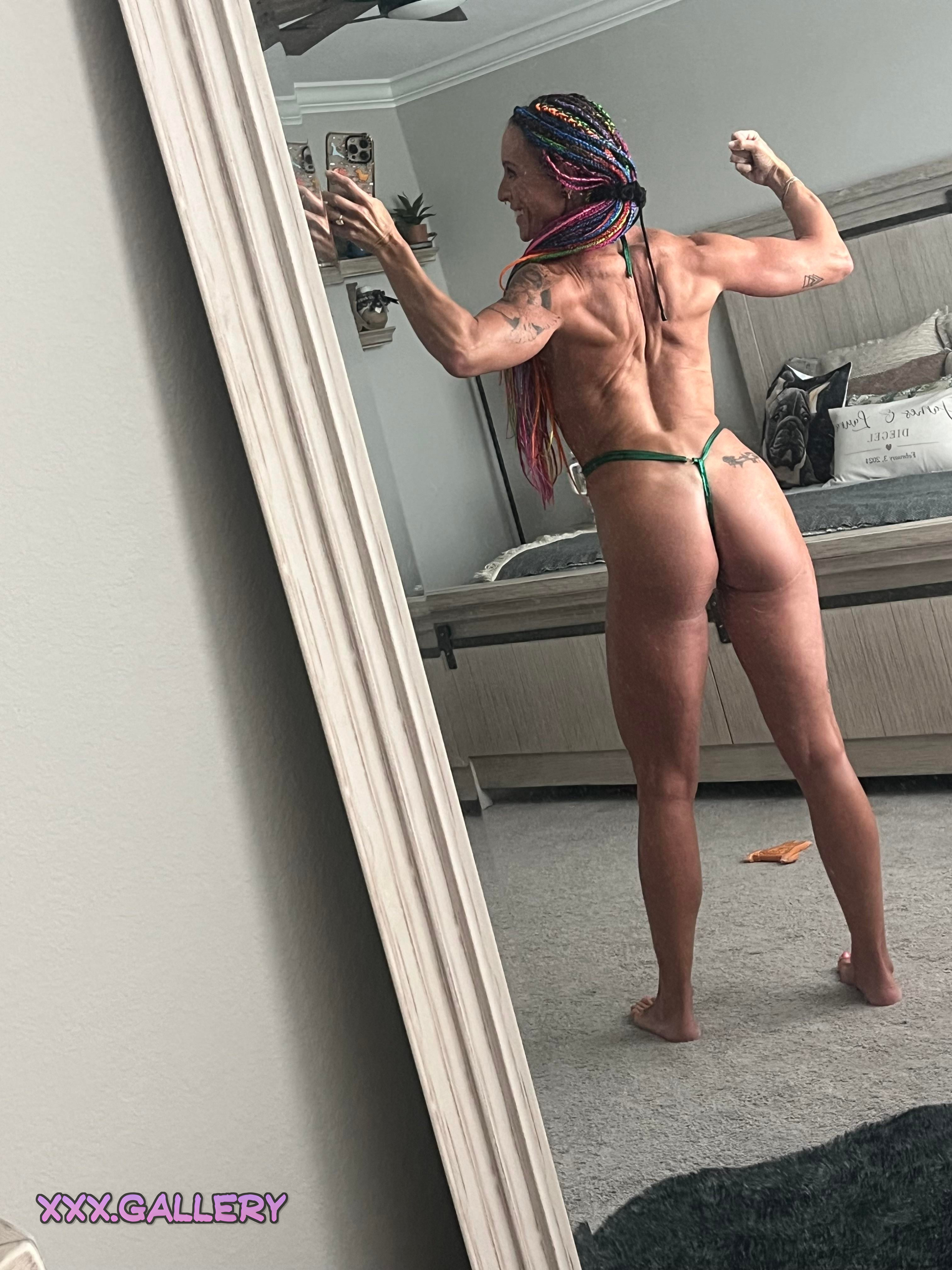 Green Eyed Goddess: The Fit & Flawless Physique 🍑